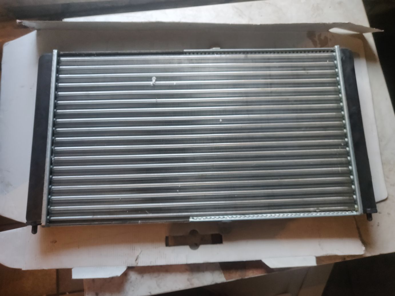 Радиатор охлаждения Fenox универсальный; алюм. ; отверстие под датчик t ваз 2110-2112