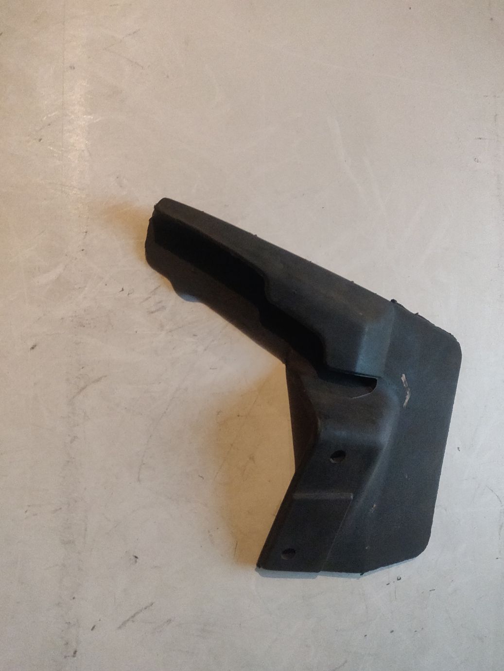 Брызговик передний правый на ВАЗ 2110