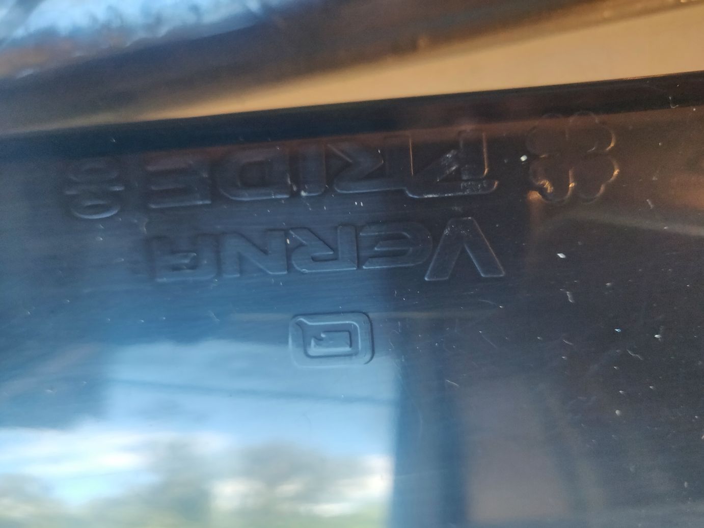 Ветровик передн. лев. на Chevrolet AVEO седан